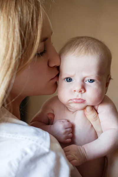 赤ちゃんと母親 — ストック写真