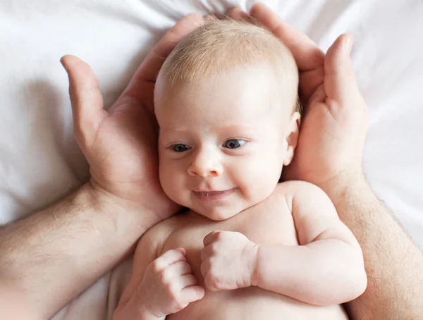 Baby in de handen van vader — Stockfoto