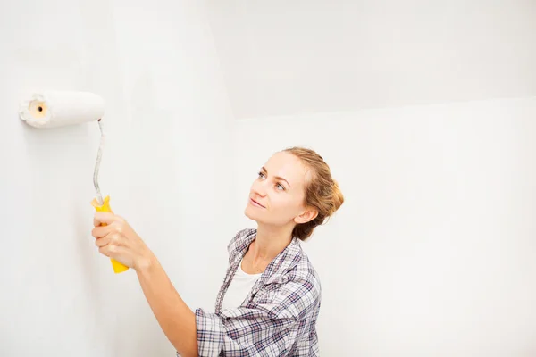 Mujer joven haciendo reparaciones —  Fotos de Stock