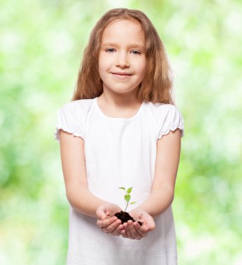 bir sleedling tutan çocuk