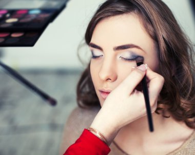 Makyaj yapan kadın
