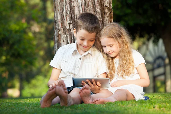 Niños con tableta pc al aire libre — Foto de Stock
