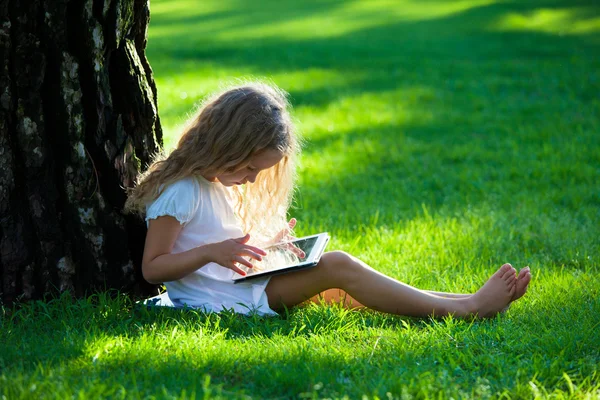 Niño con tableta pc al aire libre — Foto de Stock