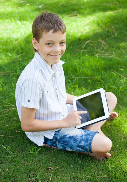 Niño con tableta — Foto de Stock