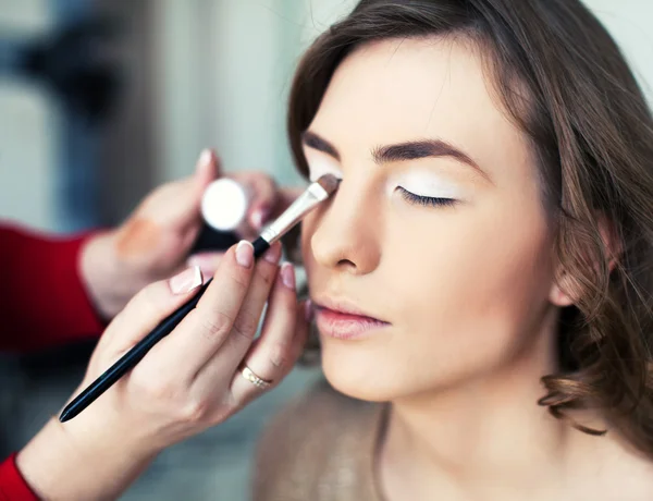 Vrouw toepassing van make-up — Stockfoto