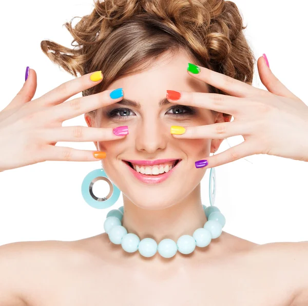 Vrouw met kleurrijke nagellak — Stockfoto