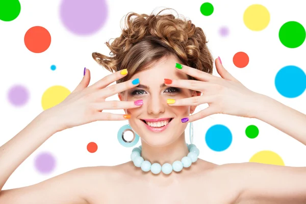 Frau mit buntem Nagellack — Stockfoto