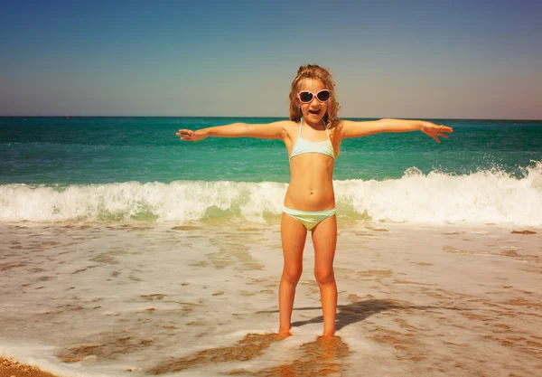 Kind op het strand — Stockfoto