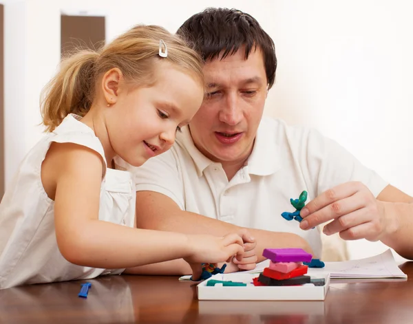 Dívka a táta tvarovaný z hlíny hračky — Stock fotografie