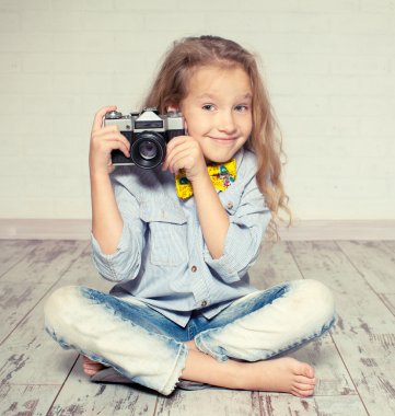 çocuk ile fotoğraf makinesi.