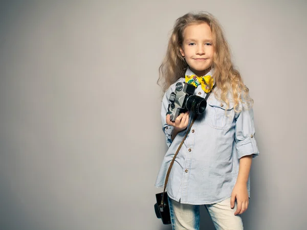 Barn med kamera. — Stockfoto