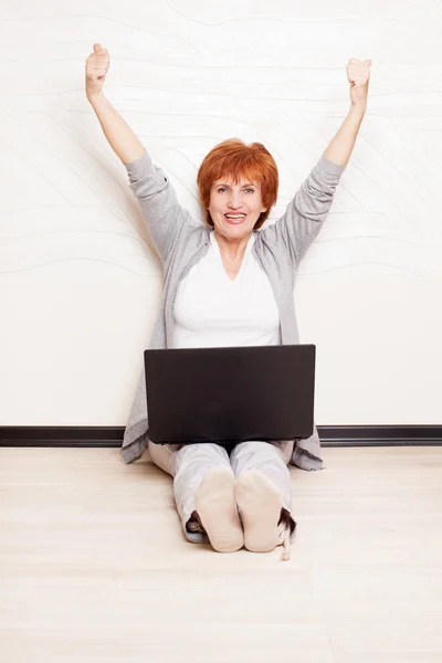 Woman sitting on floor with laptop — Stock Photo, Image