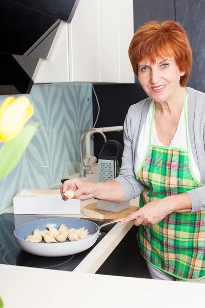 Mulher preparando macarrão com queijo — Fotografia de Stock