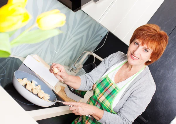 Mulher preparando macarrão com queijo — Fotografia de Stock