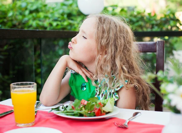 Kind salade eten in een cafe — Stockfoto
