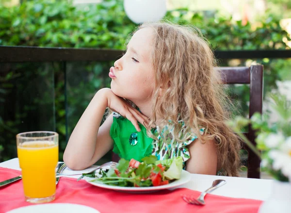 Bambino mangiare insalata in un caffè — Foto Stock