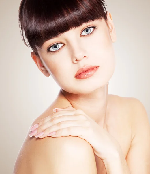 Jovem mulher bonita — Fotografia de Stock