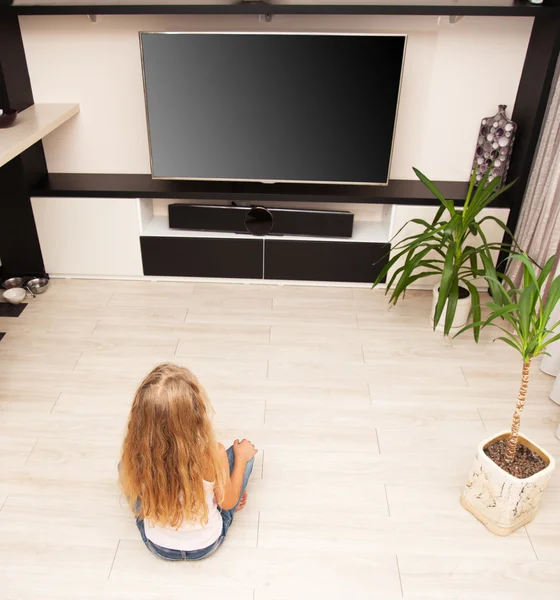 Enfant regardant la télévision à la maison — Photo