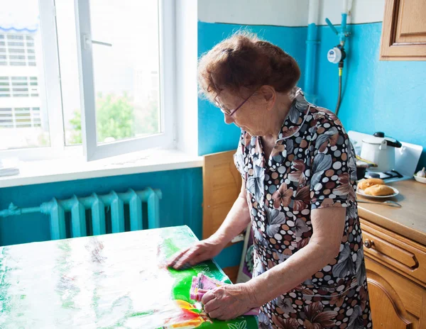 Oudere vrouw op de keuken — Stockfoto