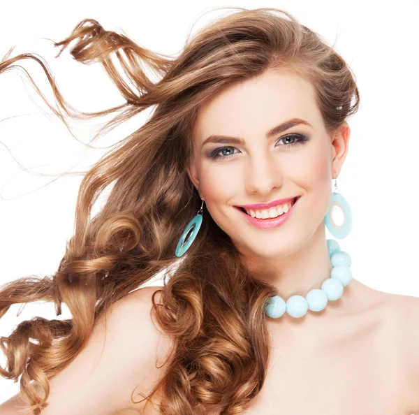 Mulher bonita com longos cabelos castanhos encaracolados — Fotografia de Stock