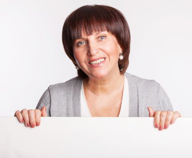 Kadın bir afişini tutar