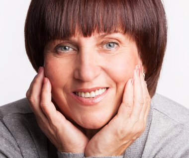 Olgun kadın gülümsüyor