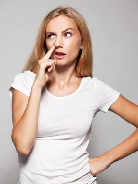 Kadın burun parmağını alır