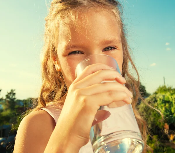 Ragazza in possesso di vetro con acqua — Foto Stock