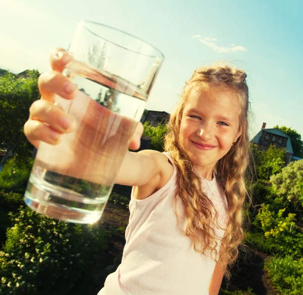 Lány gazdaság pohár vízzel — Stock Fotó