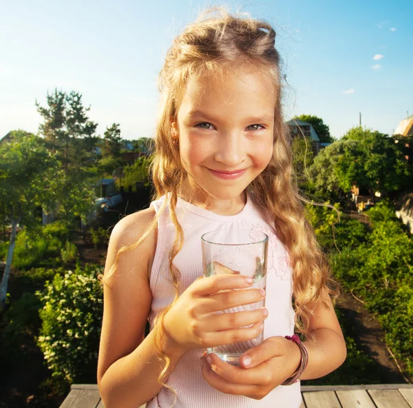 Niña sosteniendo vidrio con agua — Foto de Stock