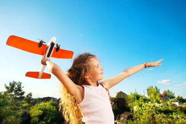 Meisje speelt met vliegtuig — Stockfoto