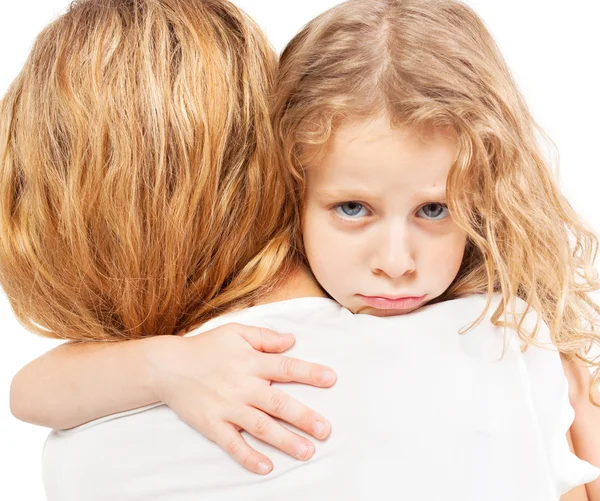 Enfant embrassant la mère — Photo