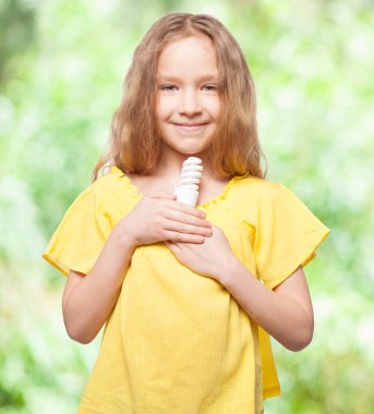 enerji tasarrufu lambası tutan kız