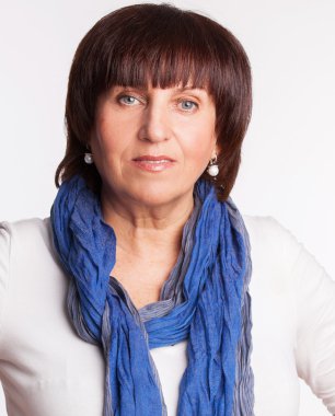 Olgun kadın gülümsüyor