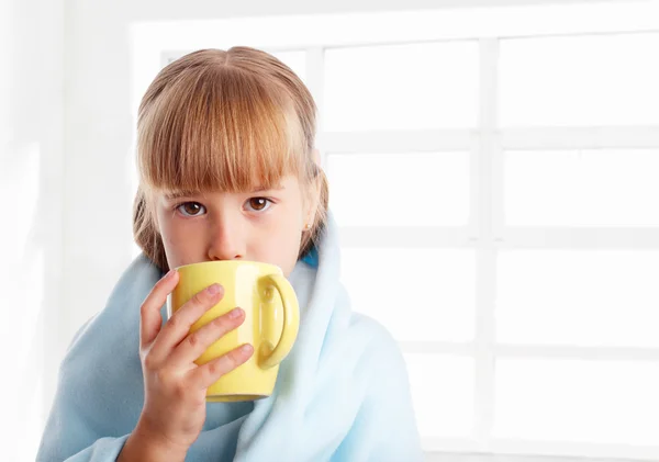 L'enfant est malade à la maison — Photo