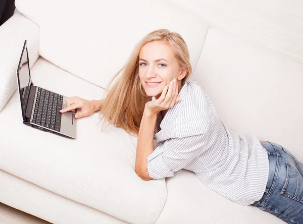 Vrouw op de Bank met laptop — Stockfoto