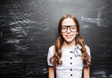 Kız yanında yazı tahtası