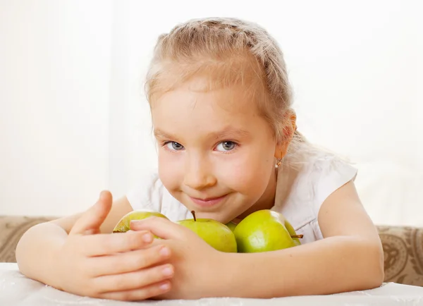 Bambino con mele — Foto Stock