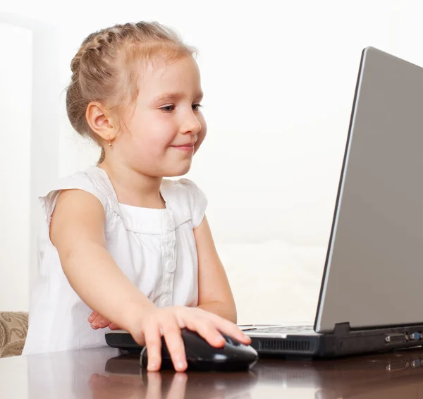 Criança com laptop — Fotografia de Stock