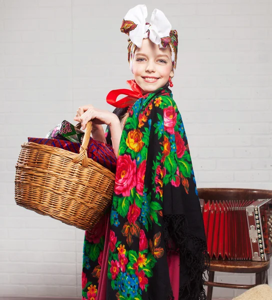在民族服装的俄罗斯姑娘 — 图库照片
