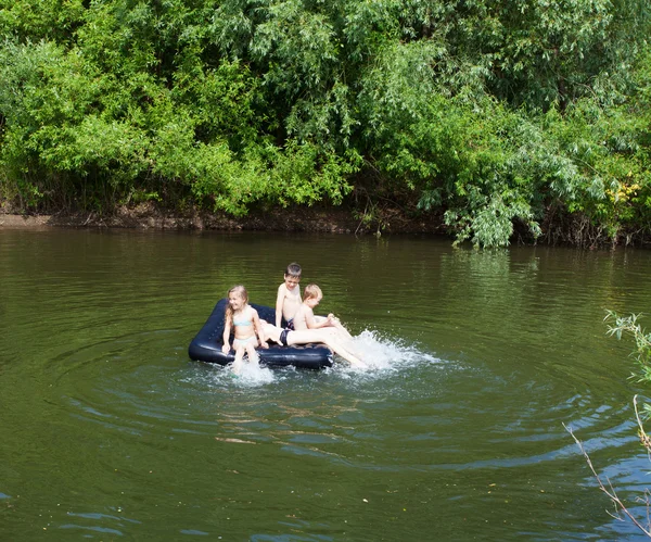 Kinderen drijvend op de rivier — Stockfoto