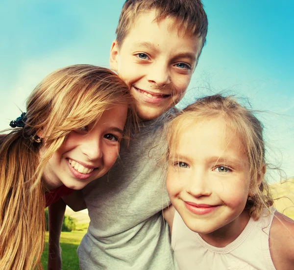 Kinderen in de zomer — Stockfoto