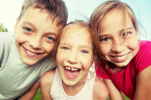 Kinderen in de zomer — Stockfoto