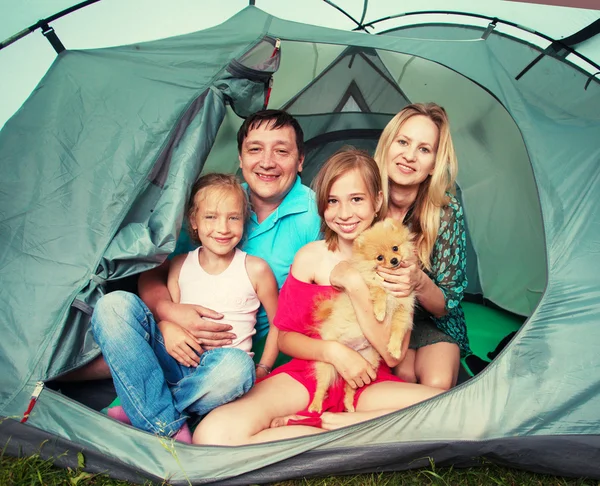 Rodzina w namiocie — Zdjęcie stockowe