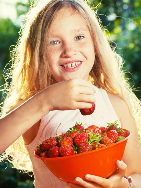 Kind met aardbei — Stockfoto