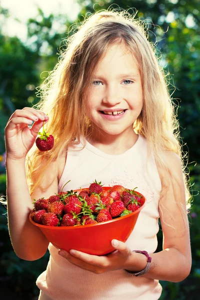 Child with strawberry — Stock Photo, Image