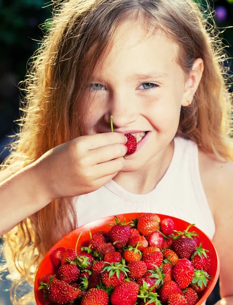 Child with strawberry — Stock Photo, Image