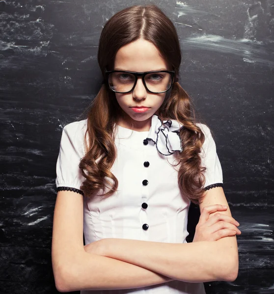 Blackboard yakınındaki üzgün kız