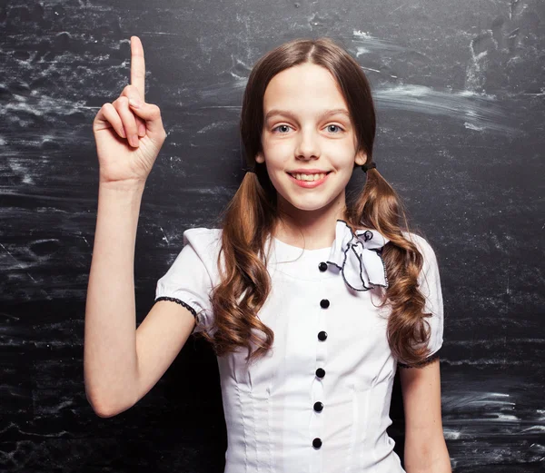 Ragazza vicino a lavagna — Foto Stock