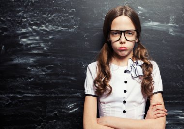 Blackboard yakınındaki üzgün kız